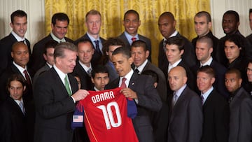 Dave Checketts entrega la camiseta del Real Salt Lake, campeón de la MLS en 2009, a Barack Obama.