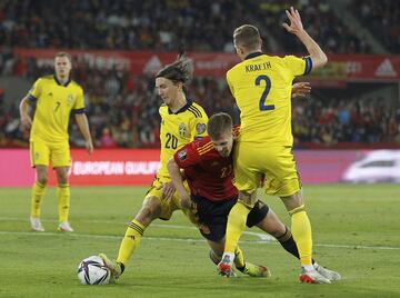 Dani Olmo entre Kristoffer Olsson y Emil Krafth.