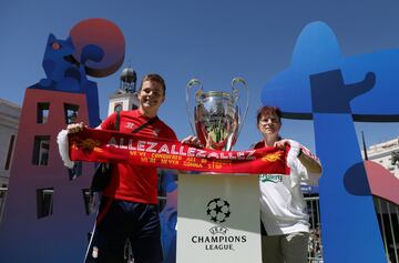 Soccer Football - Champions League Final - The 2019 trophy arrives in Madrid - Madrid, Spain - May 30, 2019   Liverpool fans pose with the trophy   