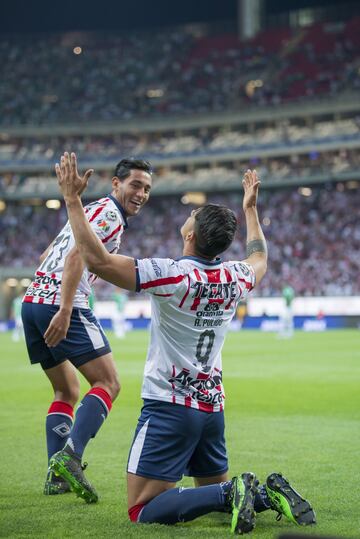 Las Chivas dieron la sorpresa del torneo, le ganaron al histórico León de Nacho Ambriz, le cortaron la racha de 12 victorias consecutivas. Tomás Boy le enseñó a los equipos del fútbol mexicano como jugarle a La Fiera, se echaron hacía atrás, recuperaban y a base de latigazos los fusilaron en dos ocasiones.