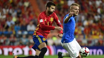 Gerard Piqu&eacute; persigue a un rival en el Espa&ntilde;a-Italia.