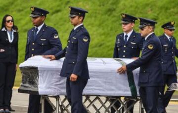 El cortejo fúnebre salió del aeropuerto Olaya Herrera y dejó una estela de tristeza y vacío por las calles de Medellín en donde dieron el último adiós a los campeones del Chapecoense, los campeones de la prensa y los campeones de la tripulación. ¡Que tengan buen viaje amigos!