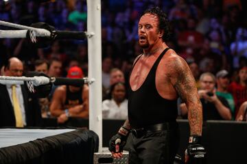 Undertaker es una leyenda. No puede tener un calificativo menor. Ha logrado trascender generaciones y es uno de los primeros nombres que cualquier persona reconoce al hablar de WWE. Deportivamente ha sido siete veces campeón y ha logrado crear un personaje único. Ahora, con 55 años y 33 dedicado al wrestling profesional, cada oportunidad puede ser la última. Por lo que la lucha ante Styles es una nueva oportunidad para disfrutarle. Además, será una lucha en un cementerio, su especialidad. 