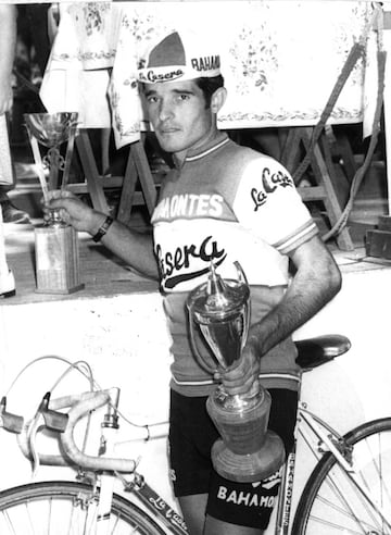 El ciclismo espa?ol despert¨® el 6 de julio con la triste noticia de la muerte de Andr¨¦s Oliva a los 74 a?os. Natural de Oca?a (Toledo), fue un destacado corredor de los 70. Corri¨® en los equipos La Casera, Kas, Teka y Kelme, entre 1971 y 1980, en los que exhibi¨® su condici¨®n de buen escalador, que le llev¨® a ganar el Gran Premio de la Monta?a en el Giro de 1975 y 1976 y en la Vuelta de 1975, 1976 y 1978. Entre sus 13 victorias resaltan etapas en el Dauphin¨¦ y en la Vuelta a Suiza.