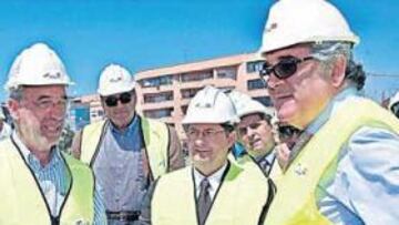 <b>VISITA AL NUEVO ESTADIO Y CONSEJO</b>. Los miembros del consejo de administración del club tuvieron un día movido. A mediodía se fueron de excursión a las obras del nuevo estadio de Cornellà-El Prat. No faltó nadie. Se unieron los alcaldes de ambas localidades, además de un nutrido grupo de arquitectos y responsables.