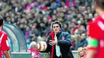 <b>EL ÚLTIMO CAMBIO. </b>Pepe Murcia le da un balón a Petrov en el Vicente Calderón.