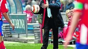 <b>EL ÚLTIMO CAMBIO. </b>Pepe Murcia le da un balón a Petrov en el Vicente Calderón.