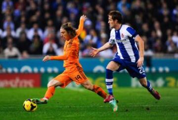 Modric deja atrás a Álex Fernández.