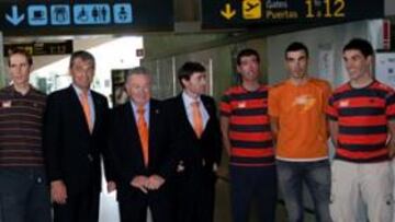 <b>ESPERANZADOS. </b>El Euskaltel partió ayer hacia Sevilla.