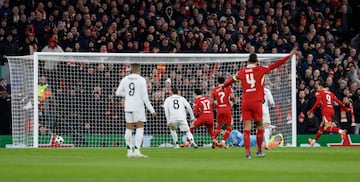 1-0. Pared entre Conor Bradley Alexis Mac Allister dentro del área y el argentino cruza el balón superando a Thibaut Courtois.