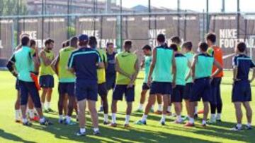 El Tata Martino habla rodeado de sus jugadores antes de comenzar el entrenamiento para preparar el partido contra el Santos brasile&ntilde;o.