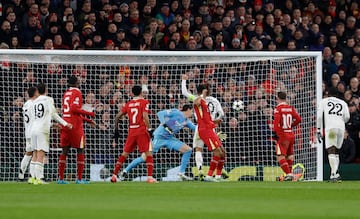 2-0. Centro de Andy Robertson y Cody Gakpo remata de cabeza solo en el área pequeña para marcar el segundo tanto.