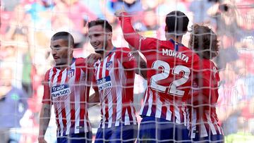 El Atlético felicita a Saúl, de cuya bota salió el balón que cabeceó Joaquín en propia meta para la victoria rojiblanca ante el Valladolid.