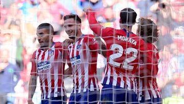 El Atl&eacute;tico felicita a Sa&uacute;l, de cuya bota sali&oacute; el bal&oacute;n que cabece&oacute; Joaqu&iacute;n en propia meta para la victoria rojiblanca ante el Valladolid.