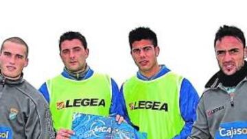<b>MOTIVADOS. </b>Los ex deportivistas Bergantiños, Viqueira, Aythami y Momo, con el cartel del partido.