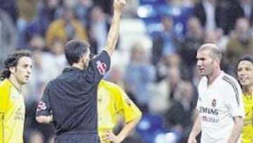 <b>¡A LA CALLE! </b>Zidane, perplejo, ve cómo Vázquez le saca tarjeta roja.