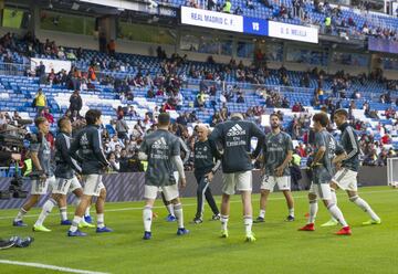 Los jugadores del Real Madrid durante el calentamiento antes del inicio del encuentro. 