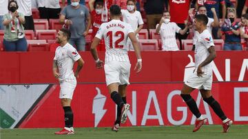 El Papu celebra su gol con su baile. 