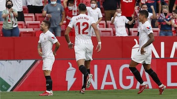 El Papu celebra su gol con su baile. 