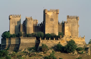 ¿Te suena? Sí, como lo lees, Almodóvar del Río también es Altojardín, el asentamiento de la Casa Tyrell en ‘Juego de Tronos’. Los creadores eligieron esta localidad cordobesa para su serie para aprovechar el majestuoso castillo medieval que allí se encuentra. Pero además de su castillo, Almodóvar del Río también tiene pintorescas iglesias entre las que destacan la Parroquia de la Inmaculada Concepción y la Ermita de Nuestra Señora del Rosario y San Sebastián.