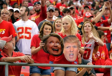 El domingo, parte de la jornada NFL coincidió con el esperado debate entre los dos candidatos a la presidencia estadounidense, Donald Trump y Hillary Clinton. Estas simpáticas lugareñas de Kansas City, en el estado de Missouri (me gusta recalcarlo ya que siempre me ha parecido muy curioso que Kansas City no esté en Kansas) se llevaron las caretas para interpretar ellas su propio debate. La rubia hacía doblete y también interpretaba a Ivanka, la hija de Trump.