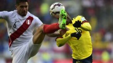 Juan Vargas y V&iacute;ctor Ibarbo luchan por el bal&oacute;n en el empate entre Colombia y Per&uacute;.