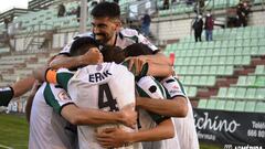 Los jugadores de la AD M&eacute;rida celebran uno de los dos goles marcados por el central Mario Robles en el triunfo ante la UD Socu&eacute;llamos (2-0), partido correspondiente a la Jornada 14 en el Grupo 5-B de Segunda Divisi&oacute;n B, disputado en e