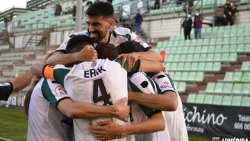 Los jugadores de la AD Mérida celebran uno de los dos goles marcados por el central Mario Robles en el triunfo ante la UD Socuéllamos (2-0), partido correspondiente a la Jornada 14 en el Grupo 5-B de Segunda División B, disputado en e