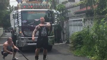 Hafbor Július Björnsson se entrena para ser el hombre más fuerte del mundo arrastrando un camión.
