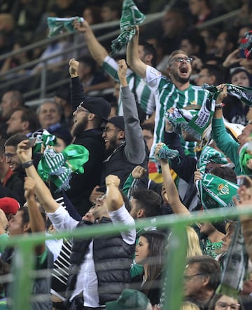 Los seguidores del Betis  estallarón de alegrÍa.