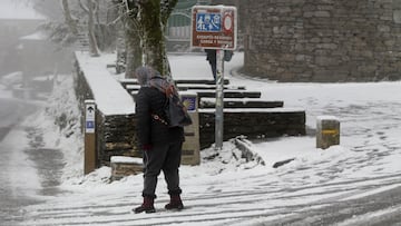 Una persona camina con cuidado sobre la nieve en la parroquia de O Cebreiro, a 15 de enero de 2023, en Pedrafita do Cebreiro, Lugo, Galicia, (España). La llegada de una masa de aire polar ha traído un descenso térmico acompañado de lluvia y nieve a partir de hoy en buena parte de la Península. En el norte este frente frío dejará nieve a partir de los 800 metros. En Galicia las temperaturas mínimas hoy oscilarán entre los 4 grados de Lugo y los 10º C de A Coruña y los valores durante el día no superarán los 13ºC.
15 ENERO 2023;INVIERNO;CLIMA;METEOROLOGÍA;FRÍO;ROPA DE ABRIGO;PIEDRAFITA DEL CEBRERO;CEBRERO;NEVADA;NEVANDO;NIEVA;CAPUCHA;CHUBASQUERO;SENDERISMO;TURISMO;GOORO;GORRO DE LANA;POMPÓN;BOTAS;GUANTES;
Carlos Castro / Europa Press
15/01/2023
