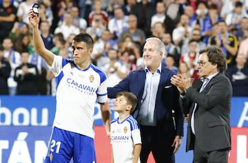 Zapater, junto a su hijo, Jorge Mas y Raúl Sanllehí, muestra la Insignia de Oro y Brillantes.