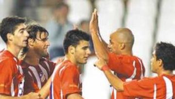 <b>CANTERANOS GOLEADORES. </b>Arizmendi, Valera, Braulio, Luccin e Ibagaza celebran el primer gol, obra del canario. Arizmendi haría el segundo.