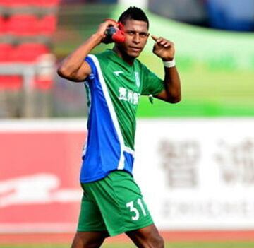 Tres años después, en 2013 decidió probar suerte en el fútbol de China con el Guizhou Zhicheng, donde marcó 7 goles en 11 partidos.