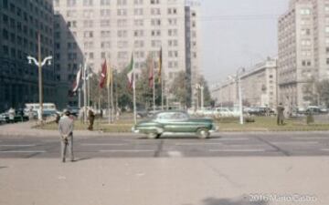 Las banderas de los países participantes en el Mundial frente a La Moneda, en plena Alameda.