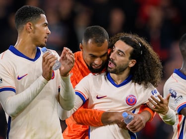 Cucurella apoya a Robert S¨¢nchez: ¡°Todos tuvimos momentos duros...¡±