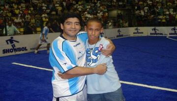 El brasileño aprovechó la visita de Maradona a Santos para una pachanga y se hizo una foto con él.