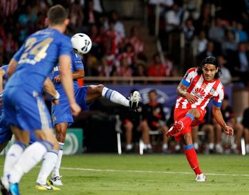 El Tigre fue otro de esos 9 históricos del Atlético. Si Forlán fue un fenómeno, el colombiano no le fue a la zaga. Sus exhibiciones en las finales de Europa League ante el Athletic y de Supercopa de Europa ante el Chelsea aún se recuerdan. Muchos seguidores creen que el triunfo ante el Chelsea, con tres goles de Radamel, fue el mejor partido que el Atlético ha jugado en competición europea. En 2012 fue el mejor delantero centro del mundo. Ganó una Europa League, una Supercopa de Europa y una Copa del Rey a las órdenes de Simeone. Su gama de remates no tenía fin. Jugó 91 partidos con el Atlético e hizo 70 tantos. El problema es que se marchó muy pronto, pues sólo estuvo dos campañas en Madrid. El club rojiblanco percibió 60 millones del Mónaco y el colombiano puso punto y final a su aventura de rojiblanco. Nadie le olvida.