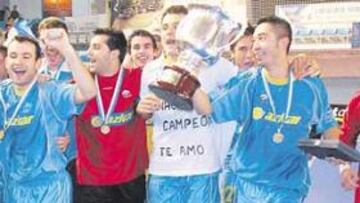 <b>EUFÓRICOS. </b>Los jugadores del Akzar, tras realizar un soberbio torneo en su primera participación en competiciones europeas, celebraron con su afición el título conseguido. participación continental