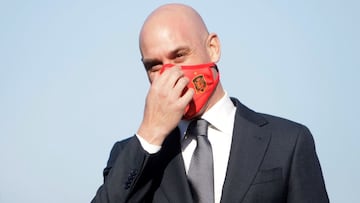 GRAF6392. A CORU�A, 27/11/2020.- El presidente de la Real Federación Española de Fútbol, Luis Rubiales, durante la visita a los campos de San Pedro de Visma, en A Coruña, donde ha estado acompañado por la alcaldesa de A Coruña, Inés Rey, en un acto al que también han sido convocados los clubes de fútbol de la ciudad. EFE/ Cabalar