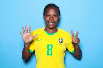 La futbolista brasileña acumula 200 internacionalidades. A sus 44 años, la futbolista brasileña tiene en su haber el récord de más participaciones en Copas del Mundo y Juegos Olímpicos, siete de cada una. Debutó con la Canarinha en 1995 con 17 años y desde entonces, su palmarés ha crecido hasta las cinco Copas América y un subcampeonato, tres Juegos Panamericanos y un subcampeonato, dos medallas olímpicas de plata y un segundo y tercer puesto en los Mundiales.