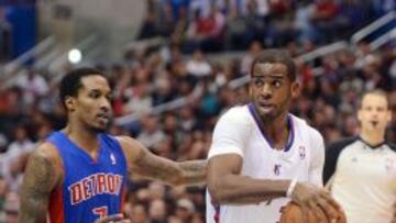 Chris Paul, defendido por Brandon Jennings.