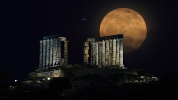 La luna llena se alza tras el Templo de Poseid¨®n en el Cabo Suni¨®n, cerca de Atenas, Grecia.