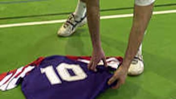 <b>SENTIDO HOMENAJE.</b> El UPV Bizkaia le rindió un homenaje a Eduardo Madina, que sufrió la amputación de una pierna al estallar una bomba lapa adosada a los bajos de su vehículo el pasado martes.