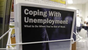 ARCHIVO - En esta fotografía de archivo del 20 de julio de 2010, personas llegan a buscar oportunidades de empleo a una oficina de JobTrain en Menlo Park, California.