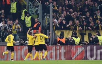 El jugador del Borussia Dortmund Marco Reus celebra con sus compañeros después de anotar el 1-1 parcial. 