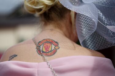 En la zona Liverpool y Manchester United son los dos equipos de fútbol con más seguidores, como muestra una aficionada a los "Reds Devils" que lleva en su piel impreso el escudo del club de sus amores.