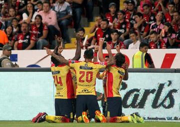 Los jugadores de Morelia celebran el gol del triunfo del Atlas 0-1 Monarcas en la jornada 5 del Apertura 2018 en la cancha del Estadio Jalisco.