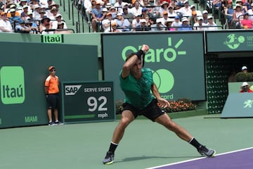 Una nueva final entre dos de las raquetas más fascinantes de todos los tiempos. Hoy ganó Federer bajo un sol de justicia en Miami. Nadal tuvo sus oportunidades de romper el servicio del suizo pero no lo consiguió. A pesar de eso, dejó una muy buena impresión. Veremos lo que pasa cuando llegue el momento de jugar en tierra batida. Aquí el resumen del partido en fotos.