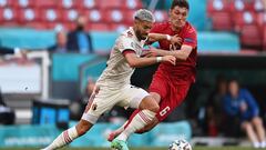 Carrasco conduce el bal&oacute;n con B&eacute;lgica.